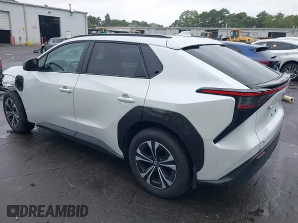 ✅ 2024 Toyota bZ4X XLE • VIN: JTMABACA0RA059873 • Lot: 43228079. Listed on IAAI with 2,965 mi. Free auction sales archive from the USA and detailed vehicle history report at DreamBid. Image 3.