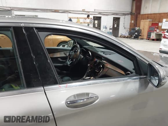 ✅ 2019 Mercedes-Benz C 300 • VIN: 55SWF8EB6KU321044 • Lot: 41797210. Wystawiony na IAAI z przebiegiem 61 721 mil. Bezpłatny archiwum sprzedaży aukcyjnych z USA i szczegółowy raport historii pojazdu na DreamBid. Zdjęcie 21.