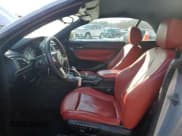 ✅ 2015 BMW 2 Series M235i • VIN: WBA1M1C53FV393443 • Lot: 44038885. Wystawiony na Copart z przebiegiem 69 299 mil. Bezpłatny archiwum sprzedaży aukcyjnych z USA i szczegółowy raport historii pojazdu na DreamBid. Zdjęcie 7.