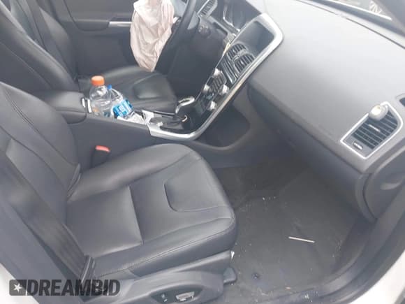 ✅ 2015 Volvo XC60 T5 • VIN: YV4612RK3F2734343 • Lot: 42515382. Wystawiony na IAAI z przebiegiem 87 141 mil. Bezpłatny archiwum sprzedaży aukcyjnych z USA i szczegółowy raport historii pojazdu na DreamBid. Zdjęcie 5.