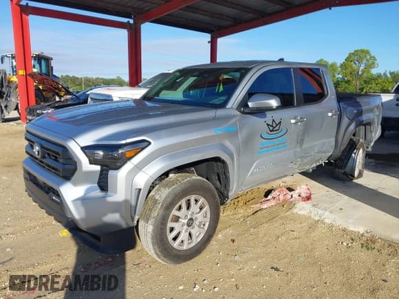 ✅ 2025 Toyota Tacoma SR5 • VIN: 3TYKB5FN1ST022435 • Lot: 43515823. Wystawiony na IAAI z przebiegiem 1 194 mil. Bezpłatny archiwum sprzedaży aukcyjnych z USA i szczegółowy raport historii pojazdu na DreamBid. Zdjęcie 2.