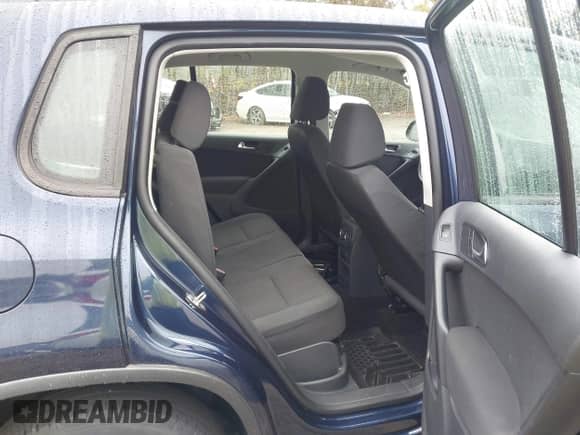 2013 Volkswagen Tiguan S с VIN WVGAV7AX1DW539185, выставлен на аукционе IAAI как лот 43593586 с пробегом 169 057 миль миль и . История ставок и продаж доступна на DreamBid. Изображение 8.