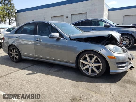 ✅ 2013 Mercedes-Benz C 250 Sport • VIN: WDDGF4HB5DR258385 • Lot: 51808895. Wystawiony na Copart z przebiegiem 139 208 mil. Bezpłatny archiwum sprzedaży aukcyjnych z USA i szczegółowy raport historii pojazdu na DreamBid. Zdjęcie 4.