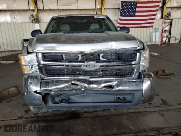 ✅ 2007 Chevrolet Silverado 2500HD 1LT • VIN: 1GCHC23KX7F562742 • Lot: 52817115. Wystawiony na Copart z przebiegiem 181 496 mil. Bezpłatny archiwum sprzedaży aukcyjnych z USA i szczegółowy raport historii pojazdu na DreamBid. Zdjęcie 5.