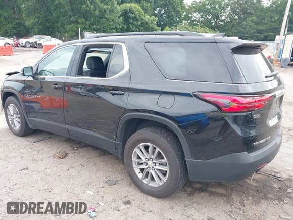 ✅ 2022 Chevrolet Traverse LT • VIN: 1GNEVHKW2NJ134038 • Lot: 42602687. Wystawiony na IAAI z przebiegiem 84 750 mil. Bezpłatny archiwum sprzedaży aukcyjnych z USA i szczegółowy raport historii pojazdu na DreamBid. Zdjęcie 3.