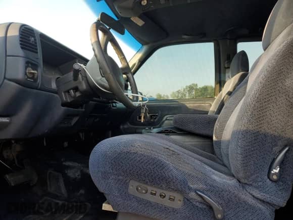 1999 Chevrolet Silverado 1500 с VIN 1GCEK19R2XR130715, выставлен на аукционе Copart как лот 70545035 с пробегом 297 221 миль миль и Списание • Salvage title. История ставок и продаж доступна на DreamBid. Изображение 7.