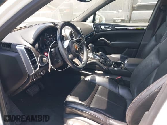 ✅ 2017 Porsche Cayenne • VIN: WP1AA2A28HKA86282 • Lot: 42853987. Wystawiony na IAAI z przebiegiem 75 532 mil. Bezpłatny archiwum sprzedaży aukcyjnych z USA i szczegółowy raport historii pojazdu na DreamBid. Zdjęcie 5.