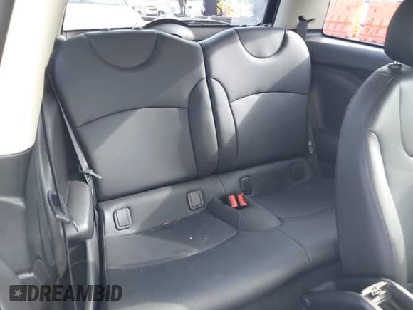 2011 MINI Hardtop with VIN WMWSU3C58BT091720, listed as a IAAI auction lot 42875190 with 60,918 mi miles and . Bid and sale history available at DreamBid. Image 8.