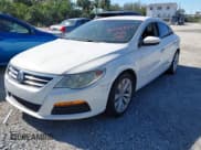 ✅ 2011 Volkswagen CC Sport • VIN: WVWNN7AN4BE700653 • Lot: 41256867. Wystawiony na IAAI z przebiegiem 196 855 mil. Bezpłatny archiwum sprzedaży aukcyjnych z USA i szczegółowy raport historii pojazdu na DreamBid. Zdjęcie 2.