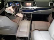 ✅ 2018 Toyota Highlander Limited Platinum • VIN: 5TDYZRFH8JS237229 • Lot: 81970255. Wystawiony na Copart z przebiegiem 38 365 mil. Bezpłatny archiwum sprzedaży aukcyjnych z USA i szczegółowy raport historii pojazdu na DreamBid. Zdjęcie 8.