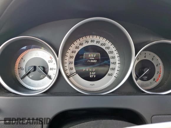 ✅ 2015 Mercedes-Benz C 250 • VIN: WDDGJ4HBXFG392130 • Lot: 84479325. Wystawiony na Copart z przebiegiem 113 683 mil. Bezpłatny archiwum sprzedaży aukcyjnych z USA i szczegółowy raport historii pojazdu na DreamBid. Zdjęcie 9.