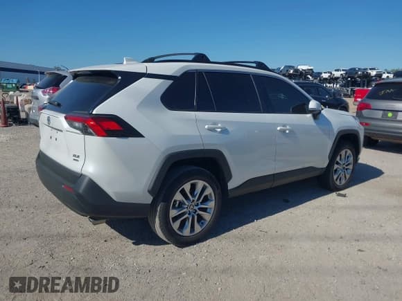 ✅ 2025 Toyota RAV4 XLE Premium • VIN: 2T3A1RFV7SW513415 • Lot: 43450751. Wystawiony na IAAI z przebiegiem 7 701 mil. Bezpłatny archiwum sprzedaży aukcyjnych z USA i szczegółowy raport historii pojazdu na DreamBid. Zdjęcie 4.