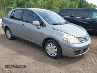 ✅ 2010 Nissan Versa S • VIN: 3N1BC1AP1AL400819 • Lot: 42810755. Wystawiony na IAAI z przebiegiem 151 705 mil. Bezpłatny archiwum sprzedaży aukcyjnych z USA i szczegółowy raport historii pojazdu na DreamBid. Zdjęcie 1.