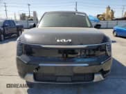 ✅ 2024 Kia EV9 Light Long Range • VIN: KNDAB5S15R6021342 • Lot: 58086015. Wystawiony na Copart z przebiegiem 35 746 mil. Bezpłatny archiwum sprzedaży aukcyjnych z USA i szczegółowy raport historii pojazdu na DreamBid. Zdjęcie 5.