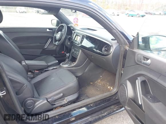 ✅ 2016 Volkswagen Beetle Wolfsburg Edition • VIN: 3VWF17AT8GM610211 • Lot: 41794336. Wystawiony na IAAI z przebiegiem 114 080 mil. Bezpłatny archiwum sprzedaży aukcyjnych z USA i szczegółowy raport historii pojazdu na DreamBid. Zdjęcie 5.