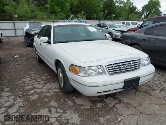 ✅ 1999 Ford Crown Victoria • VIN: 2FAFP73W9XX109122 • Lot: 42373387. Wystawiony na IAAI z przebiegiem 164 419 mil. Bezpłatny archiwum sprzedaży aukcyjnych z USA i szczegółowy raport historii pojazdu na DreamBid. Zdjęcie 1.