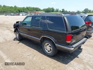 ✅ 1997 Chevrolet Blazer LS • VIN: 1GNDT13W0V2182560 • Lot: 42463604. Wystawiony na IAAI z przebiegiem 106 543 mil. Bezpłatny archiwum sprzedaży aukcyjnych z USA i szczegółowy raport historii pojazdu na DreamBid. Zdjęcie 3.