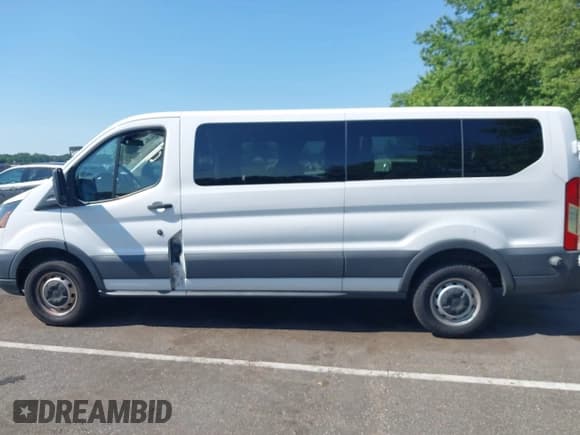 ✅ 2016 Ford Transit XL • VIN: 1FBZX2ZM2GKA01299 • Lot: 42590732. Wystawiony na IAAI z przebiegiem 219 058 mil. Bezpłatny archiwum sprzedaży aukcyjnych z USA i szczegółowy raport historii pojazdu na DreamBid. Zdjęcie 14.