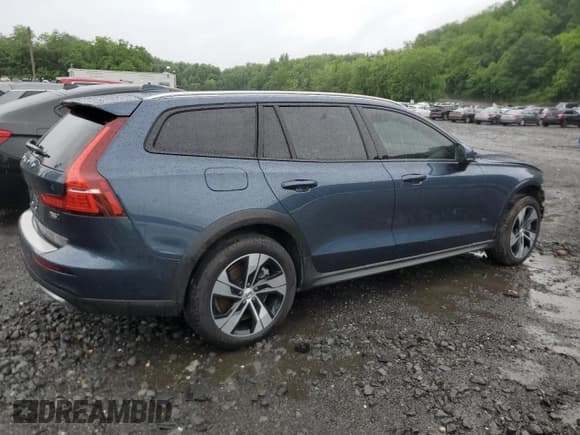 ✅ 2025 Volvo V60 Plus • VIN: YV4L12WK7S2146849 • Лот: 60498635. Опубликован ранее на Copart с пробегом 11 527 миль. Бесплатный доступ к архиву аукционных продаж из США и подробный отчёт об истории автомобиля на DreamBid. Изображение 3.