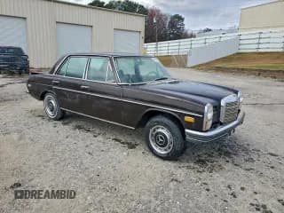 ✅ 1971 Mercedes-Benz 250 • VIN: 11401112001358 • Lot: 91185505. Wystawiony na Copart z przebiegiem 68 652 mil. Bezpłatny archiwum sprzedaży aukcyjnych z USA i szczegółowy raport historii pojazdu na DreamBid. Zdjęcie 4.