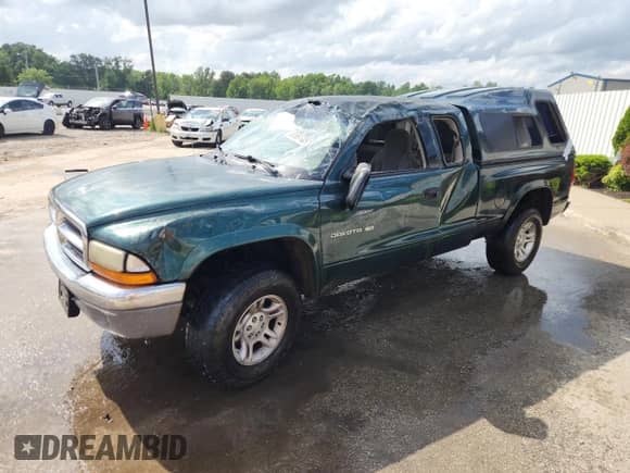 2002 Dodge Dakota SLT with VIN 1B7GG42N52S717818, listed as a Copart auction lot 61561785 with 133,580 mi miles and Non repairable. Bid and sale history available at DreamBid. Image 1.