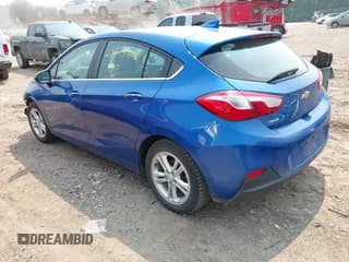 ✅ 2018 Chevrolet Cruze LT • VIN: 3G1BE6SM6JS588387 • Lot: 42875402. Wystawiony na IAAI z przebiegiem 117 993 mil. Bezpłatny archiwum sprzedaży aukcyjnych z USA i szczegółowy raport historii pojazdu na DreamBid. Zdjęcie 3.