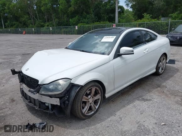 ✅ 2014 Mercedes-Benz C 250 • VIN: WDDGJ4HB1EG291119 • Лот: 42868508. Опубликован ранее на IAAI с пробегом 103 120 миль. Бесплатный доступ к архиву аукционных продаж из США и подробный отчёт об истории автомобиля на DreamBid. Изображение 2.