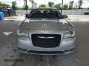 ✅ 2020 Chrysler 300 Limited • VIN: 2C3CCAKG4LH146085 • Лот: 61494655. Опубликован ранее на Copart с пробегом 92 226 миль. Бесплатный доступ к архиву аукционных продаж из США и подробный отчёт об истории автомобиля на DreamBid. Изображение 5.