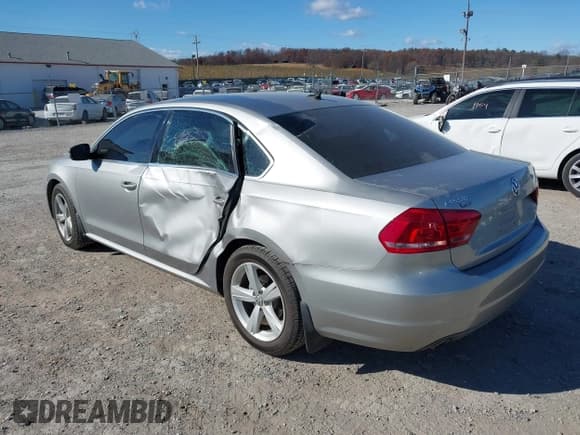 ✅ 2013 Volkswagen Passat SE • VIN: 1VWBN7A35DC044394 • Lot: 43689293. Wystawiony na IAAI z przebiegiem 74 727 mil. Bezpłatny archiwum sprzedaży aukcyjnych z USA i szczegółowy raport historii pojazdu na DreamBid. Zdjęcie 3.