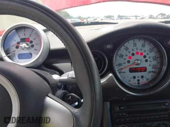 ✅ 2006 MINI Convertible • VIN: WMWRF33556TG15827 • Lot: 42512916. Wystawiony na IAAI z przebiegiem 35 468 mil. Bezpłatny archiwum sprzedaży aukcyjnych z USA i szczegółowy raport historii pojazdu na DreamBid. Zdjęcie 7.