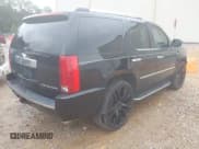 ✅ 2008 Cadillac Escalade • VIN: 1GYEC638X8R132914 • Lot: 42743713. Wystawiony na IAAI z przebiegiem 231 802 mil. Bezpłatny archiwum sprzedaży aukcyjnych z USA i szczegółowy raport historii pojazdu na DreamBid. Zdjęcie 4.