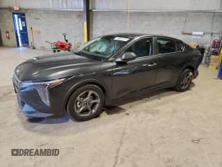 ✅ 2025 Kia K4 LXS • VIN: 3KPFT4DE8SE099417 • Лот: 93138265. Опубликован ранее на Copart с пробегом 19 324 миль. Бесплатный доступ к архиву аукционных продаж из США и подробный отчёт об истории автомобиля на DreamBid. Изображение 1.