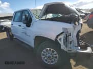 ✅ 2024 Chevrolet Silverado 2500HD • VIN: 1GB1YLEY6RF307152 • Lot: 84064034. Wystawiony na Copart z przebiegiem Nie podano. Bezpłatny archiwum sprzedaży aukcyjnych z USA i szczegółowy raport historii pojazdu na DreamBid. Zdjęcie 4.