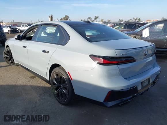 ✅ 2023 BMW 7 Series 760i xDrive • VIN: WBA33EJ05PCN09605 • Lot: 40788911. Listed on IAAI with 22,796 mi. Free auction sales archive from the USA and detailed vehicle history report at DreamBid. Image 3.