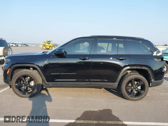 ✅ 2023 Jeep Grand Cherokee Laredo • VIN: 1C4RJHAG7PC608850 • Lot: 42469018. Listed on IAAI with 18,672 mi. Free auction sales archive from the USA and detailed vehicle history report at DreamBid. Image 15.