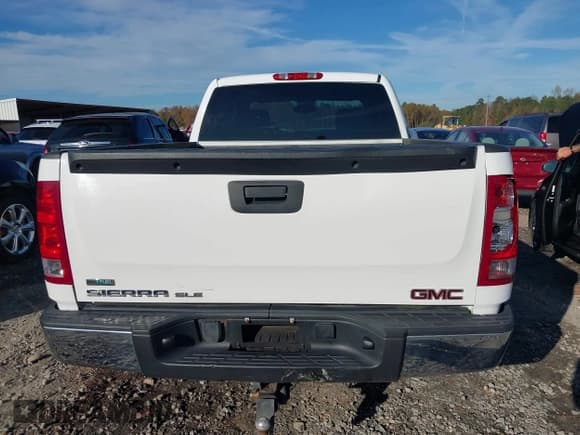 ✅ 2011 GMC Sierra 1500 SLE • VIN: 1GTR1VEA6BZ126994 • Lot: 40938932. Wystawiony na IAAI z przebiegiem 248 061 mil. Bezpłatny archiwum sprzedaży aukcyjnych z USA i szczegółowy raport historii pojazdu na DreamBid. Zdjęcie 16.