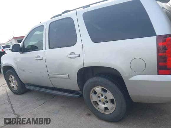 ✅ 2011 Chevrolet Tahoe LS • VIN: 1GNSCAE02BR239781 • Lot: 43739566. Wystawiony na IAAI z przebiegiem Nie podano. Bezpłatny archiwum sprzedaży aukcyjnych z USA i szczegółowy raport historii pojazdu na DreamBid. Zdjęcie 14.