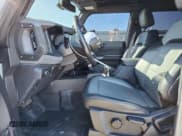 ✅ 2022 Ford Bronco Badlands • VIN: 1FMEE5DH6NLB75794 • Lot: 85766465. Wystawiony na Copart z przebiegiem 43 674 mil. Bezpłatny archiwum sprzedaży aukcyjnych z USA i szczegółowy raport historii pojazdu na DreamBid. Zdjęcie 7.