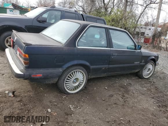 ✅ 1988 BMW 3 Series • VIN: WBAAB6400J8228236 • Lot: 82770724. Listed on Copart with 194,712 mi. Free auction sales archive from the USA and detailed vehicle history report at DreamBid. Image 3.