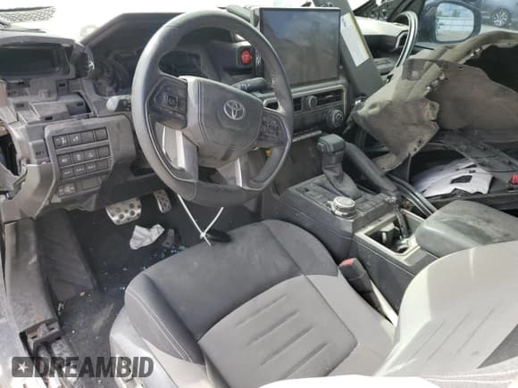 ✅ 2024 Toyota Tacoma SR5 • VIN: 3TMLB5JN4RM045791 • Lot: 84603605. Wystawiony na Copart z przebiegiem Nie podano. Bezpłatny archiwum sprzedaży aukcyjnych z USA i szczegółowy raport historii pojazdu na DreamBid. Zdjęcie 8.