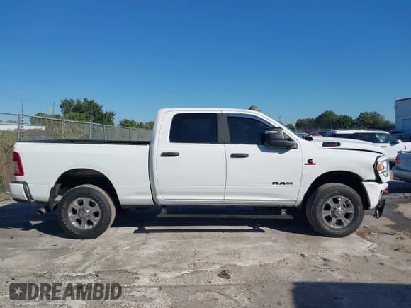 ✅ 2023 Ram 2500 Big Horn • VIN: 3C6UR5DL5PG613267 • Лот: 43606477. Опубликован ранее на IAAI с пробегом 24 345 миль. Бесплатный доступ к архиву аукционных продаж из США и подробный отчёт об истории автомобиля на DreamBid. Изображение 13.