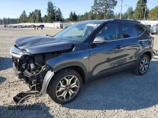 ✅ 2021 Kia Seltos S • VIN: KNDEUCA23M7053798 • Лот: 80851855. Опубликован ранее на Copart с пробегом 17 039 миль. Бесплатный доступ к архиву аукционных продаж из США и подробный отчёт об истории автомобиля на DreamBid. Изображение 1.