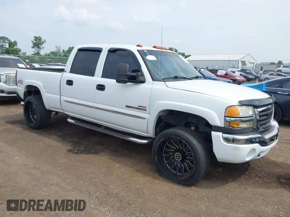 ✅ 2005 GMC Sierra 2500HD SLT • VIN: 1GTHK23255F811576 • Lot: 42496815. Listed on IAAI with 285,652 mi. Free auction sales archive from the USA and detailed vehicle history report at DreamBid. Image 1.