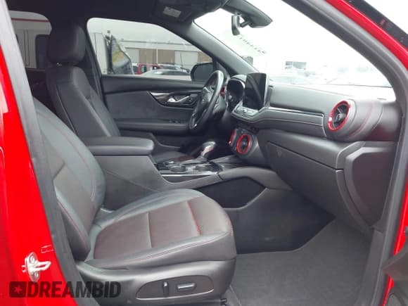 ✅ 2024 Chevrolet Blazer RS • VIN: 3GNKBERSXRS125413 • Lot: 41448149. Wystawiony na IAAI z przebiegiem 55 056 mil. Bezpłatny archiwum sprzedaży aukcyjnych z USA i szczegółowy raport historii pojazdu na DreamBid. Zdjęcie 5.