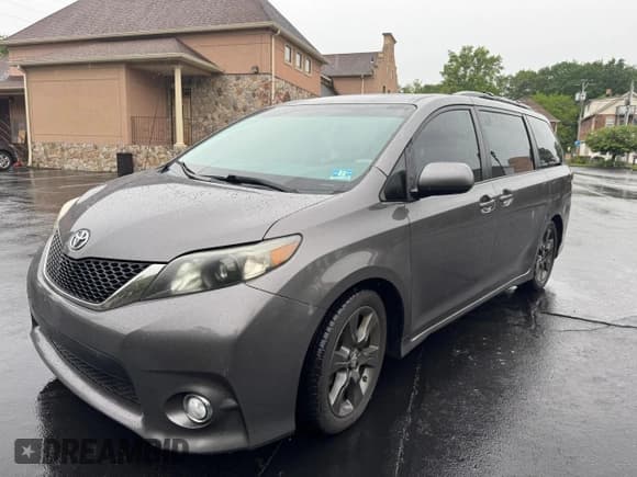 ✅ 2012 Toyota Sienna SE • VIN: 5TDXK3DC5CS181936 • Lot: 58632215. Listed on Copart with 115,295 mi. Free auction sales archive from the USA and detailed vehicle history report at DreamBid. Image 1.