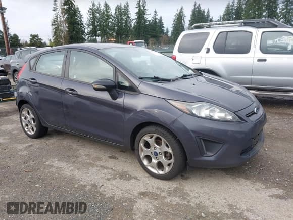 ✅ 2013 Ford Fiesta Titanium • VIN: 3FADP4FJ3DM208483 • Lot: 43900854. Wystawiony na IAAI z przebiegiem 178 774 mil. Bezpłatny archiwum sprzedaży aukcyjnych z USA i szczegółowy raport historii pojazdu na DreamBid. Zdjęcie 1.