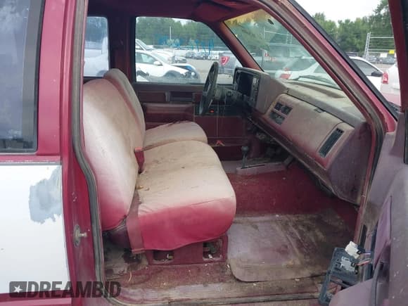 ✅ 1988 Chevrolet Silverado 1500 • VIN: 2GCEK19K6J1225636 • Lot: 43397496. Wystawiony na IAAI z przebiegiem 60 858 mil. Bezpłatny archiwum sprzedaży aukcyjnych z USA i szczegółowy raport historii pojazdu na DreamBid. Zdjęcie 5.