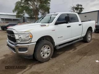 ✅ 2022 Ram 2500 Big Horn • VIN: 3C6UR5DJ1NG340789 • Lot: 65073695. Wystawiony na Copart z przebiegiem 45 364 mil. Bezpłatny archiwum sprzedaży aukcyjnych z USA i szczegółowy raport historii pojazdu na DreamBid. Zdjęcie 1.