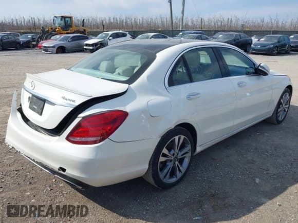 ✅ 2018 Mercedes-Benz C 300 • VIN: WDDWF4KBXJR345778 • Lot: 41842701. Wystawiony na IAAI z przebiegiem 68 232 mil. Bezpłatny archiwum sprzedaży aukcyjnych z USA i szczegółowy raport historii pojazdu na DreamBid. Zdjęcie 4.