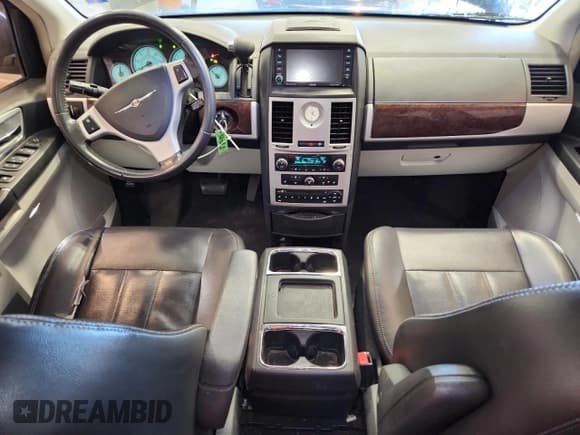 ✅ 2010 Chrysler Town & Country Touring Plus • VIN: 2A4RR8D12AR451706 • Lot: 90633365. Wystawiony na Copart z przebiegiem 207 519 mil. Bezpłatny archiwum sprzedaży aukcyjnych z USA i szczegółowy raport historii pojazdu na DreamBid. Zdjęcie 8.